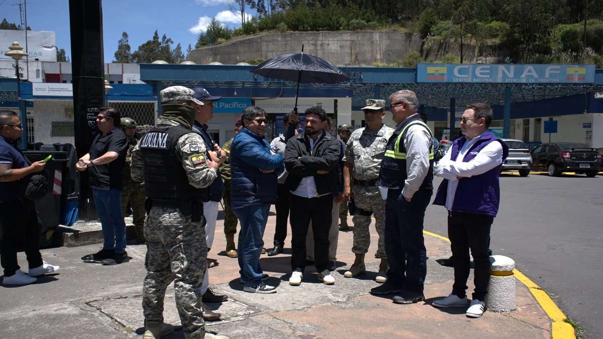 Los delegados de la CAN (centro) acudieron este 21 de marzo a Rumichaca para constatar el impacto de la tasa de seguridad.