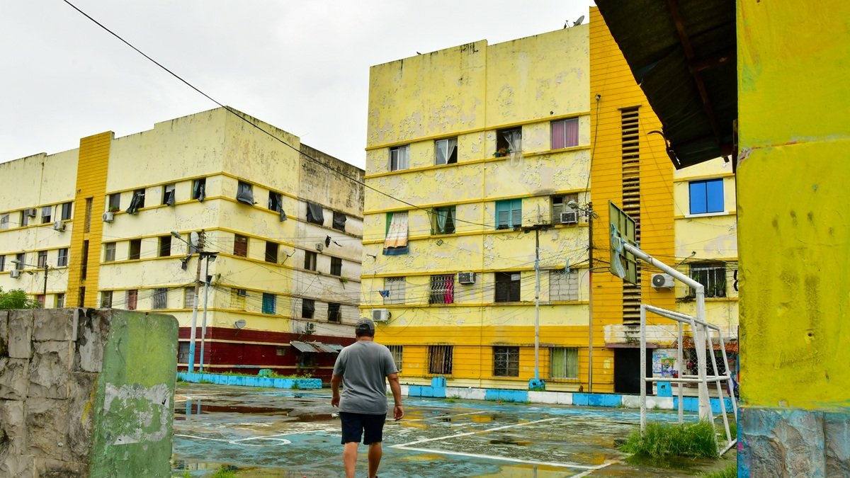 La fachada de las Casas Colectivas, en el centro sur de Guayaquil, se encuentra deteriorada.