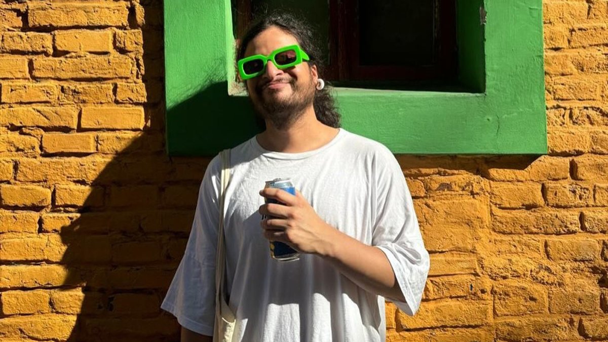 Diego Mendoza fue en su momento también baterista de metal. Tocó en Ácaro, grupo guayaco de heavy, thrash y música progresiva.