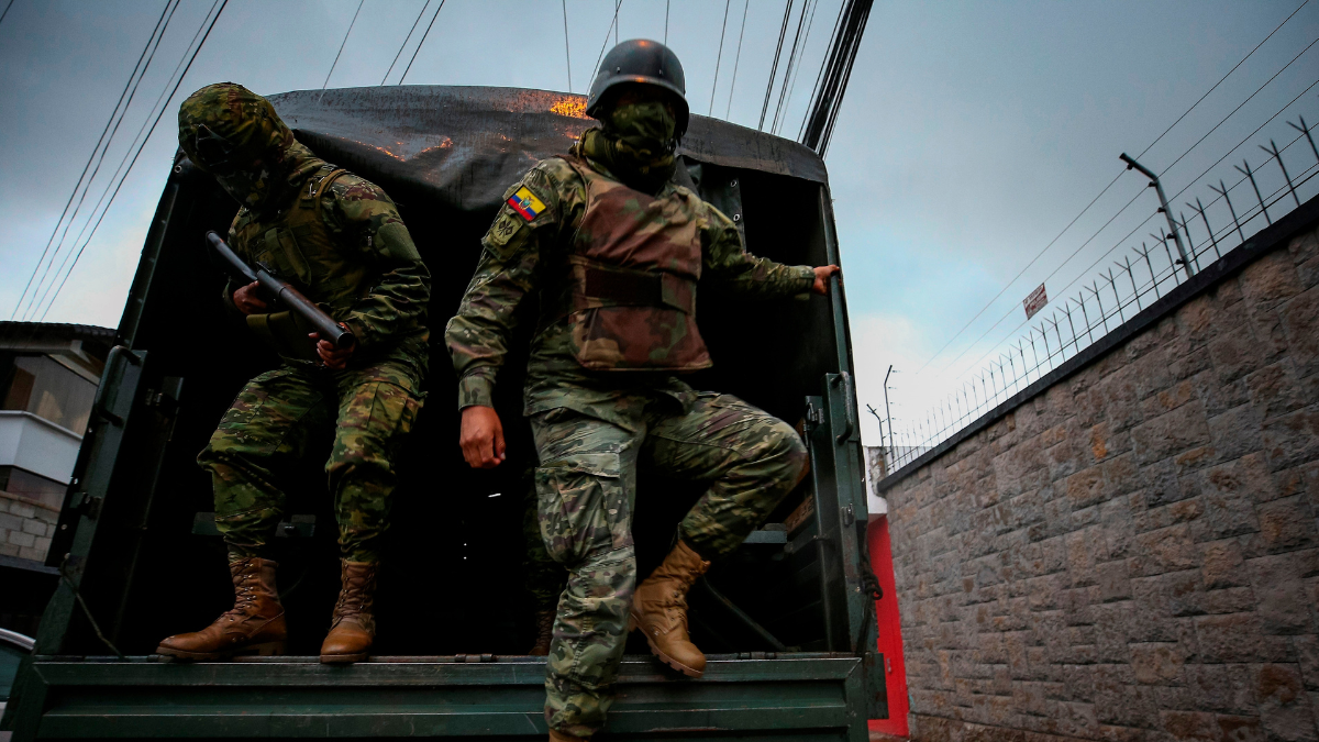 Militares ecuatorianos durante un operativo, imagen referencial en el contexto de la investigación por la muerte de un ciudadano en Milagro.