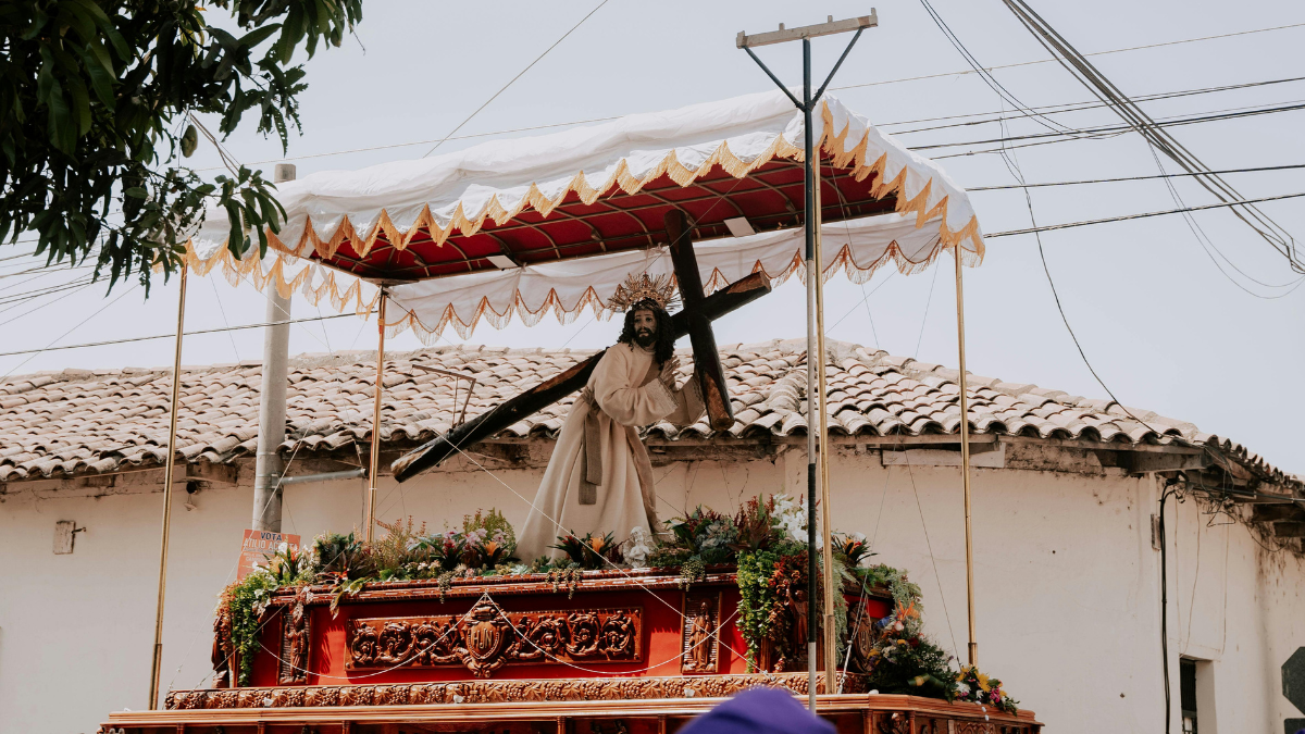 Referencial. Procesión de Semana Santa en Ecuador, tradición que acompaña el feriado y moviliza a miles de viajeros.