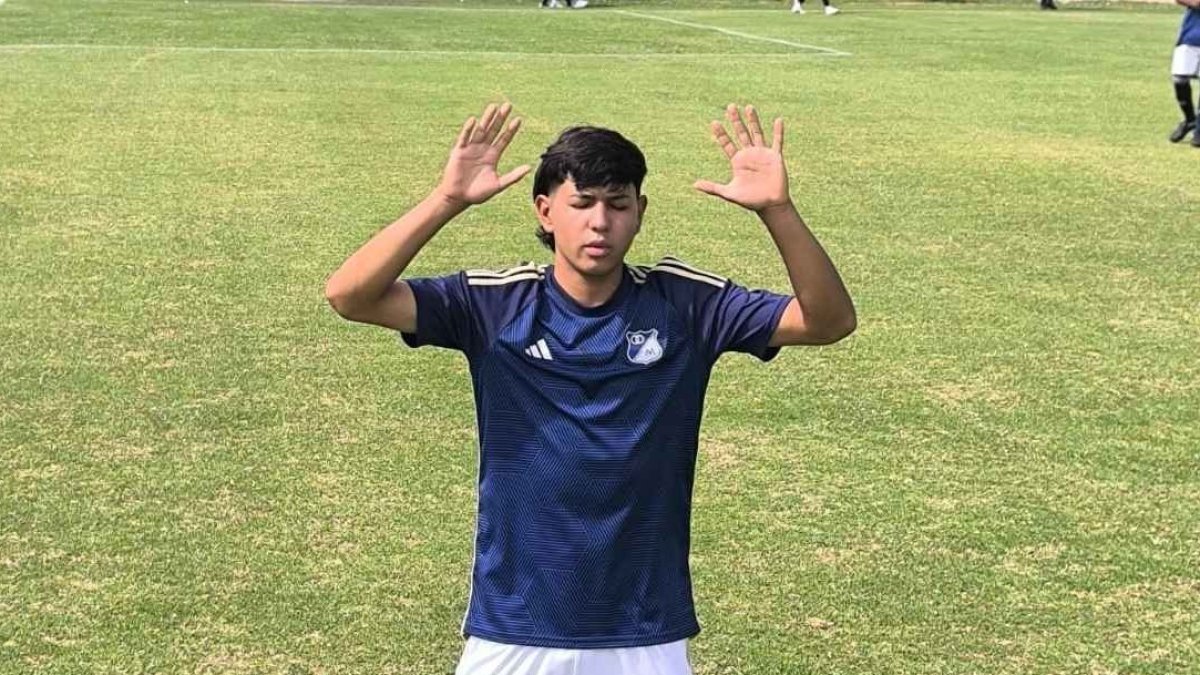 Santiago Castrillón, joven jugador de Millonarios que se desplomó en el campo en Colombia.