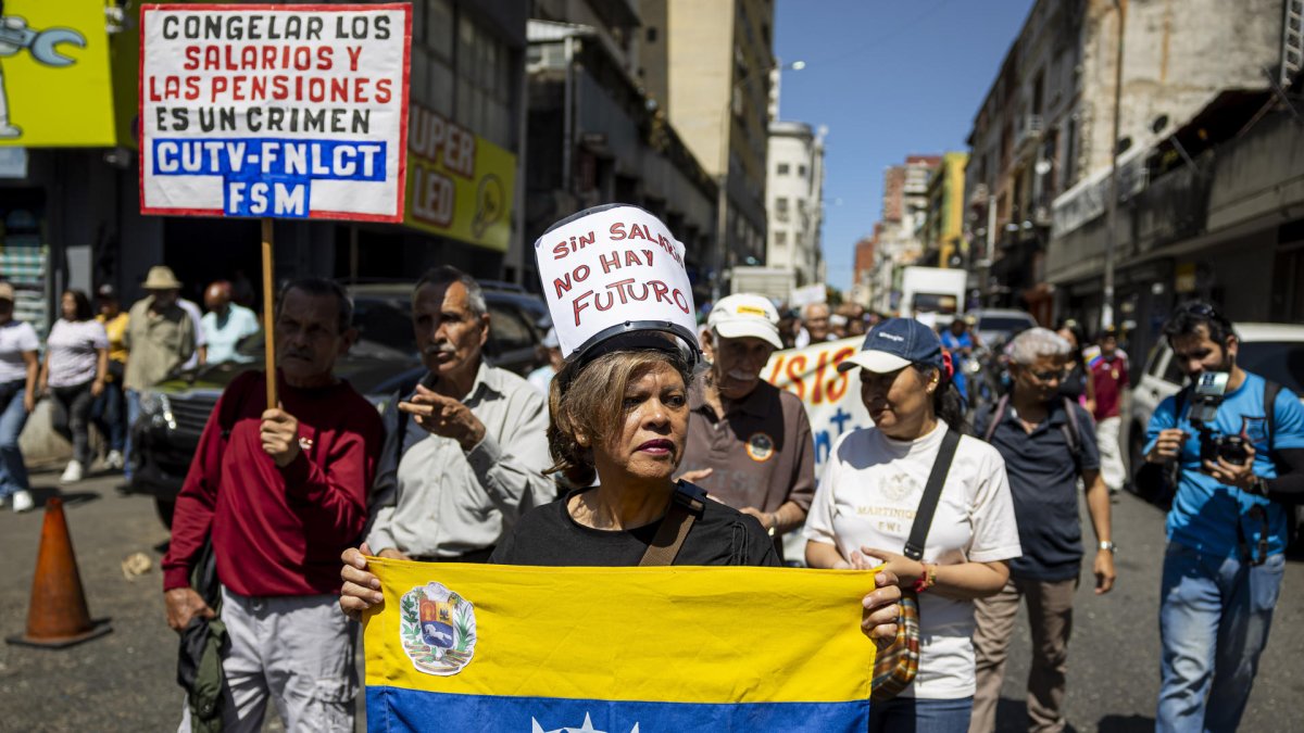 Una persona sostiene una bandera durante una manifestación en Caracas (Venezuela).