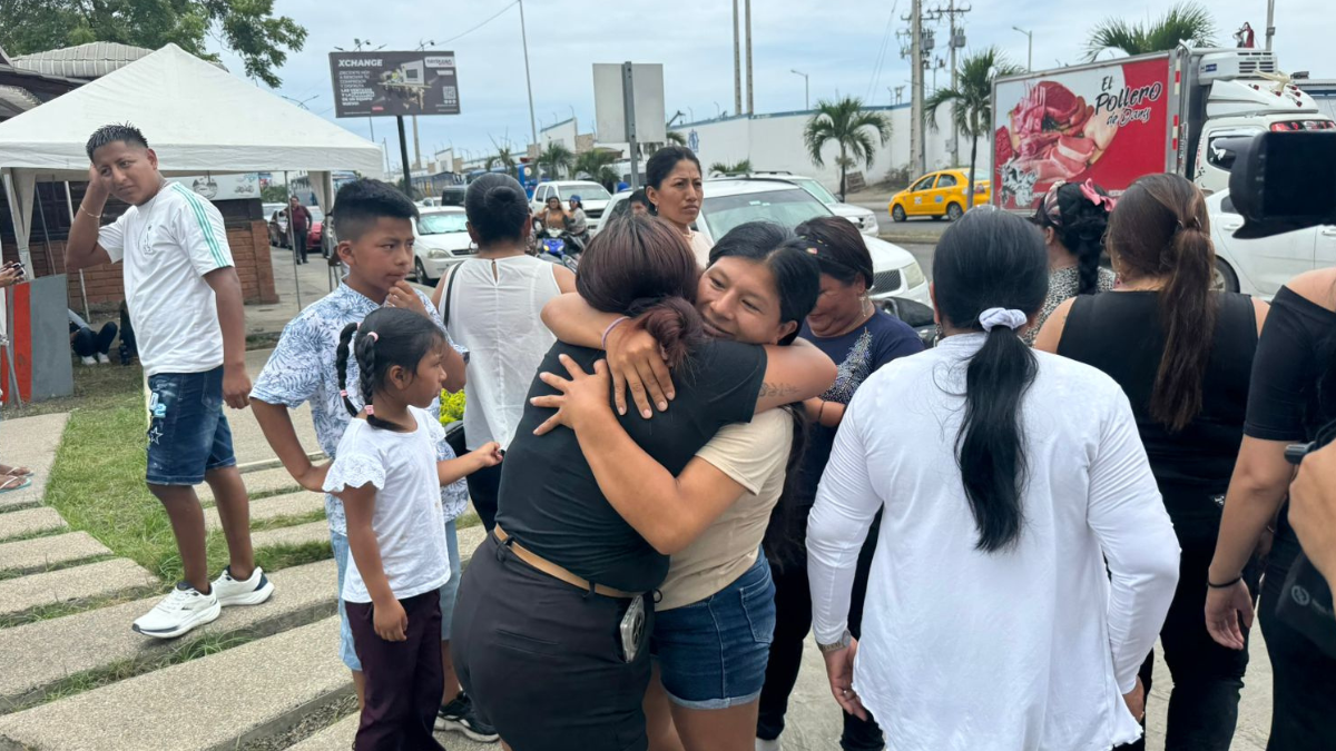 El abrazo de familiares marca el reencuentro con los 16 pescadores manabitas, rescatados con vida tras el naufragio en alta mar.
