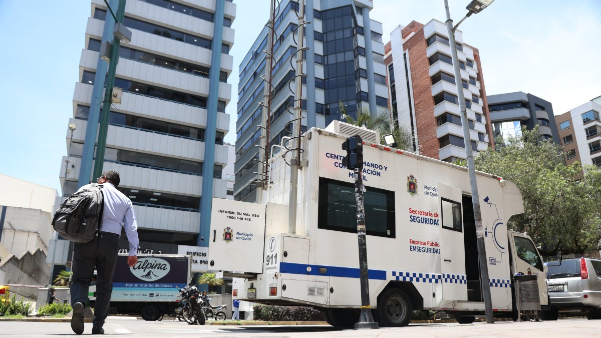 En la av. República de El Salvador, en el hipercentro de Quito, se desplegó un operativo de seguridad.