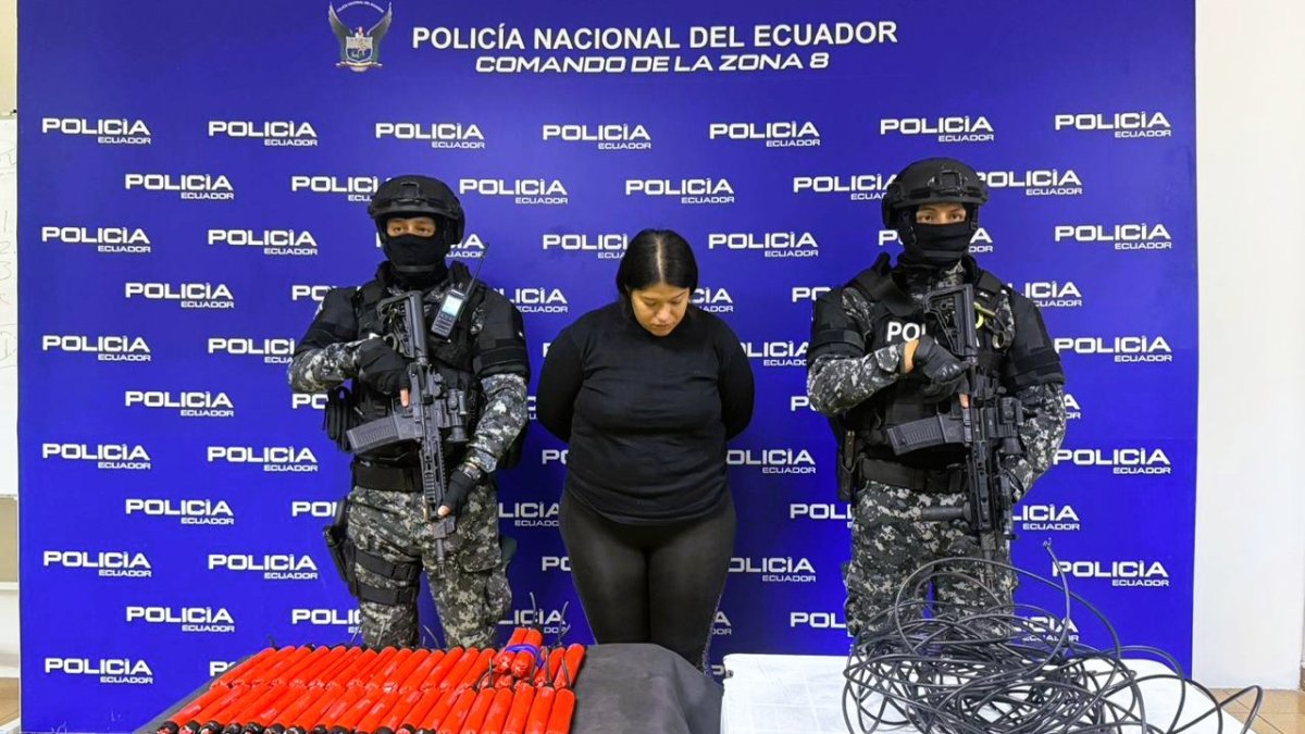 La mujer detenida con los tacos de dinamita.