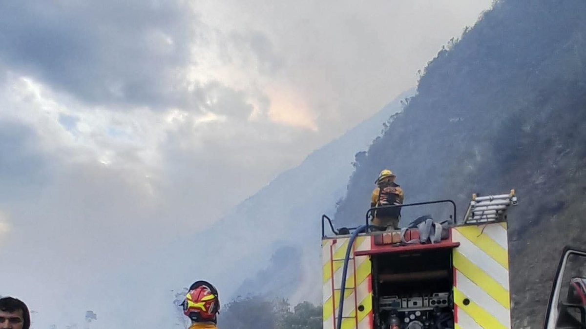 En la parroquia Lligua de Baños, los bomberos tardaron una semana para controlar el fuego en la montaña.