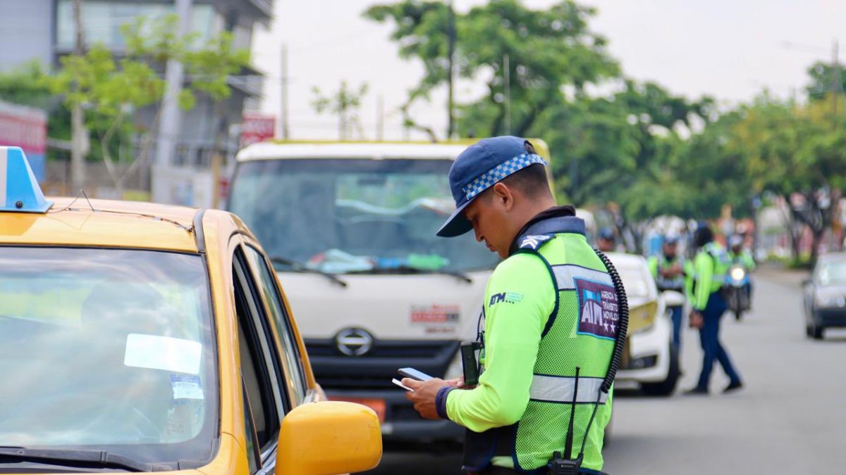 La emisión por primera vez y la renovación de licencias siguen en pausa mientras se valida el sistema. En Guayaquil, los documentos vencidos desde el 30 de enero son válidos hasta el 30 de junio.