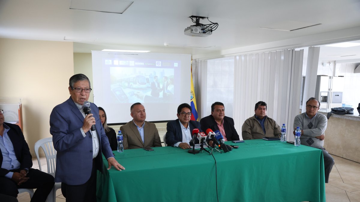 Representantes del gremio de transportistas de Quito durante una rueda de prensa el 24 de marzo de 2026.