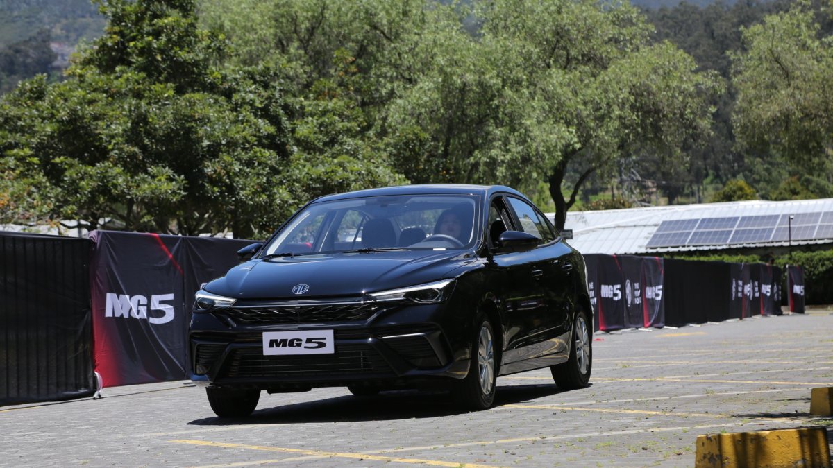 El MG5 incorpora nuevas tecnologías, mayor espacio interior y mejoras en seguridad dentro del segmento de sedanes.