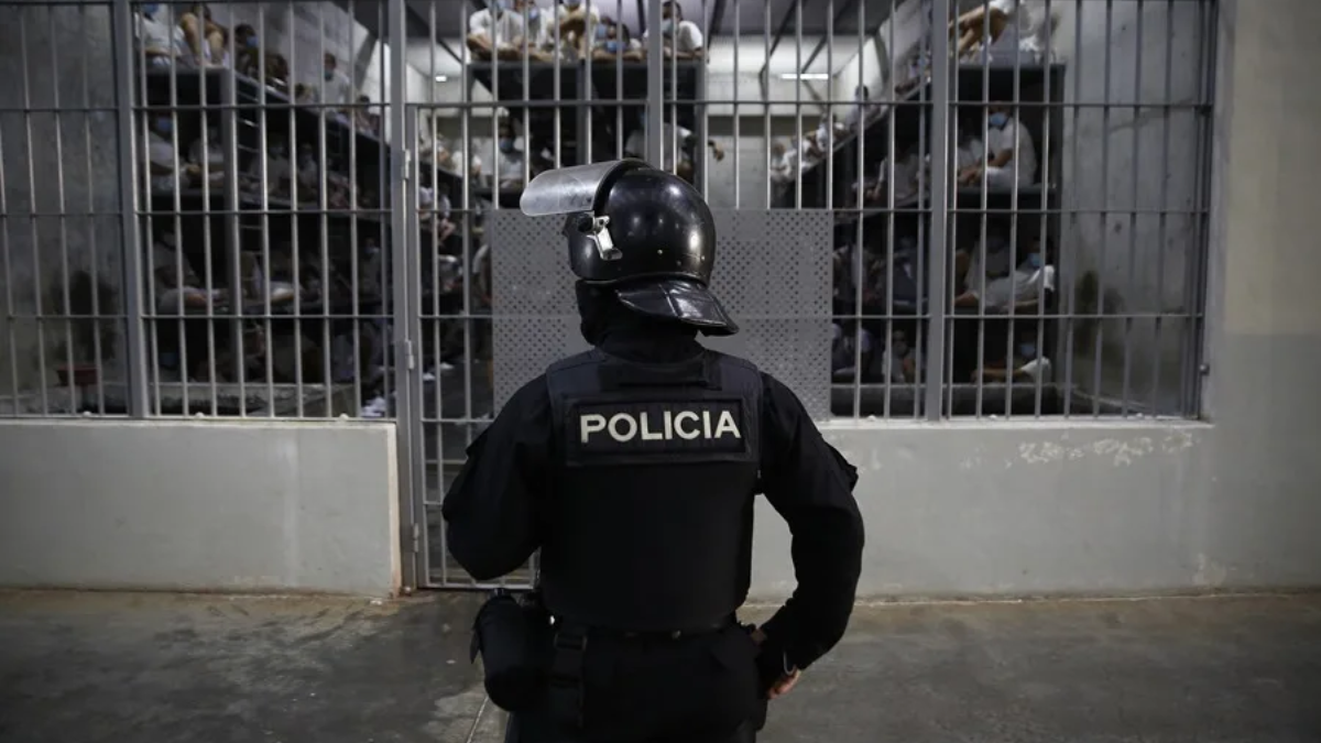 El Salvador ratificó una reforma constitucional que amplía la aplicación de la prisión perpetua.