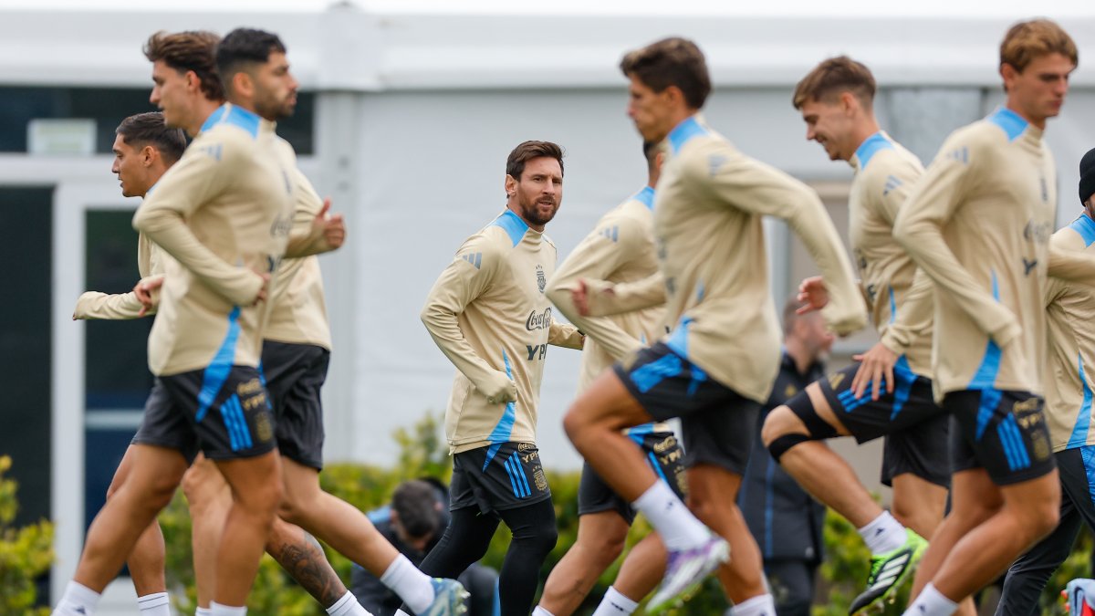 El jugador de la selección argentina de fútbol Lionel Messi (c) durante un entrenamiento en suelo albiceleste.