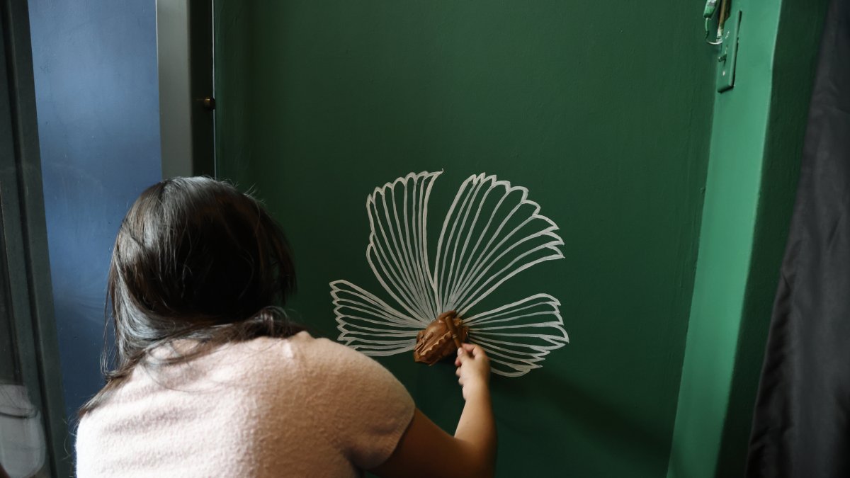 La exposición cuenta con piezas táctiles que permiten a los usuarios armar rompecabezas gigantes con dibujos de especies que habitan en la localidad.