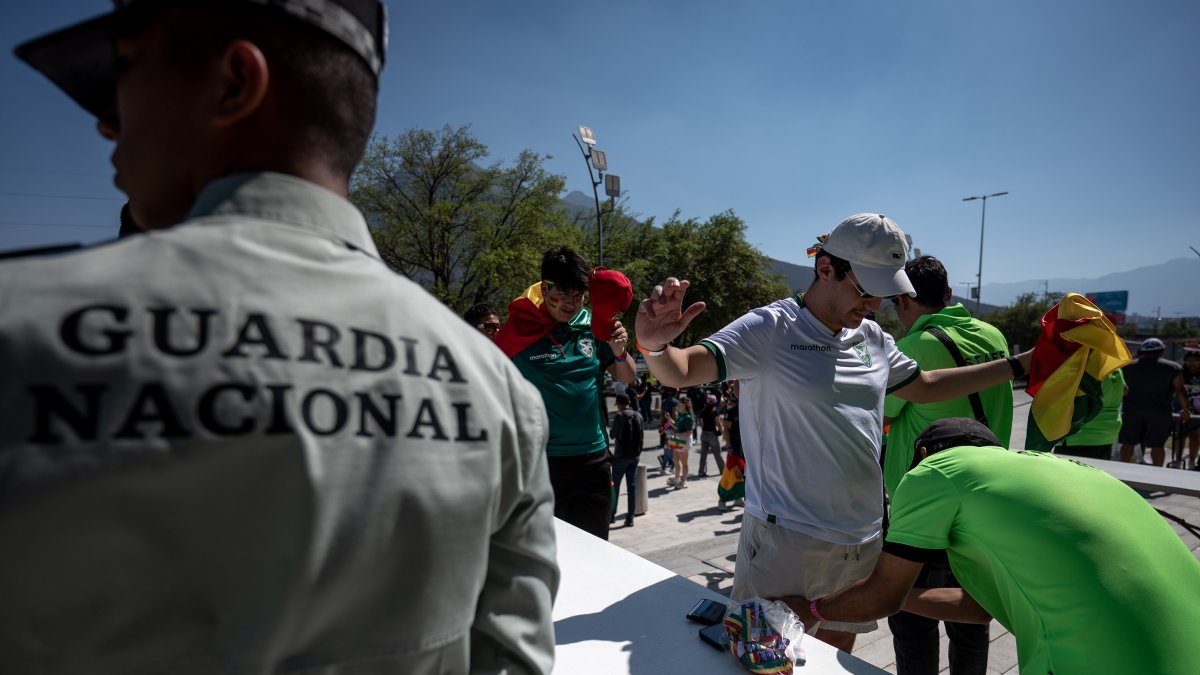 Aficionados de Bolivia fueron requisados, previo al partido de repechaje para la Copa Mundial 2026 entre Bolivia y Surinam en el estadio BBVA en Guadalupe (México).