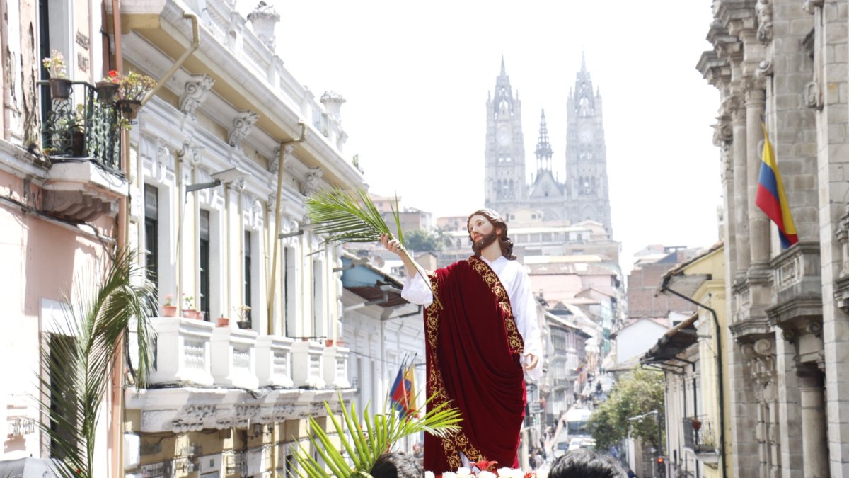 La procesión de Domingo de Ramos recorrió las calles del Centro Histórico de Quito.