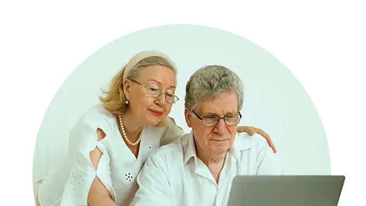 Una foto referencial de personas manejando su ahorro programado desde la aplicación del Banco Machala.