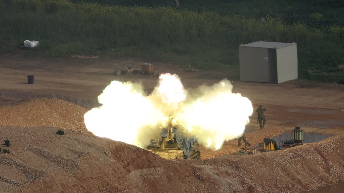 Una unidad de artillería israelí desplegada en la frontera entre Israel y Líbano bombardea objetivos al otro lado de la frontera en Líbano, al norte de Israel.