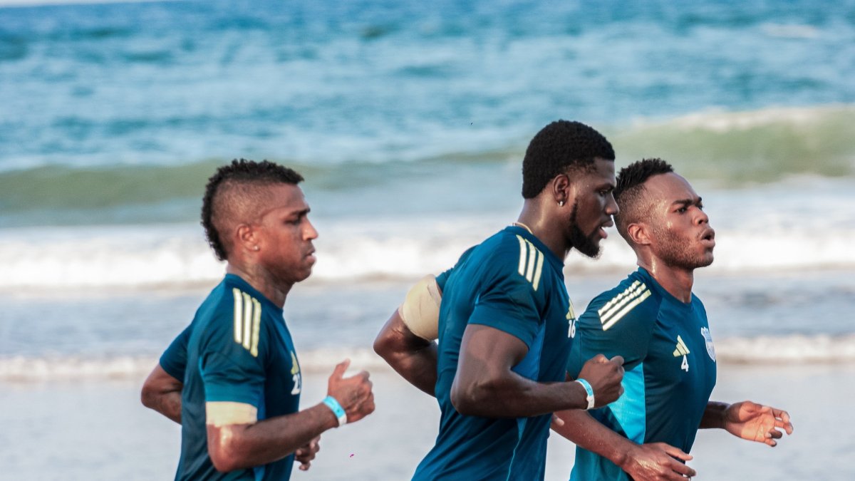 Miller Bolaños (i) entrenó ya a la par de sus compañeros en las tres últimas jornadas. Fue el más requerido.