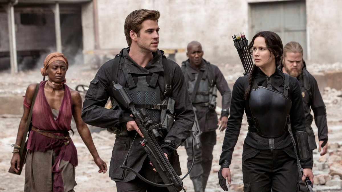 Los Juegos del Hambre es una de las distopías más famosas que actúa como un espejo de la sociedad actual, combinando la crítica a la desigualdad y la manipulación mediática