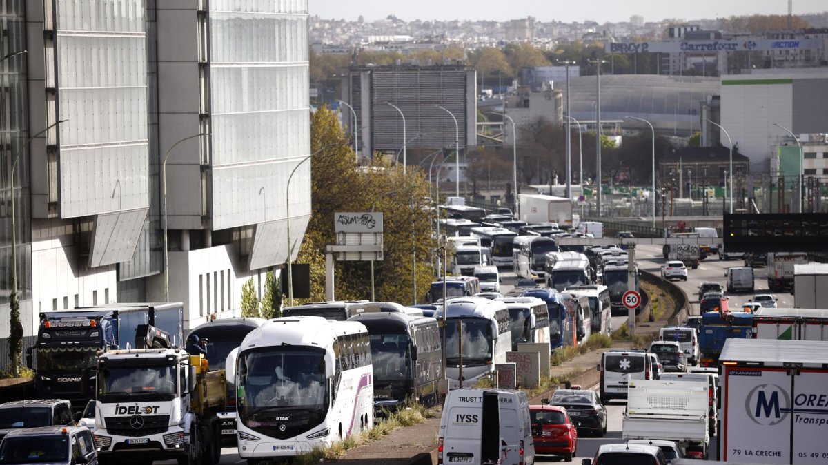 Conductores de camiones y autobuses ralentizan el tráfico contra el aumento de los precios del combustible en París, Francia, el 30 de marzo de 2026.