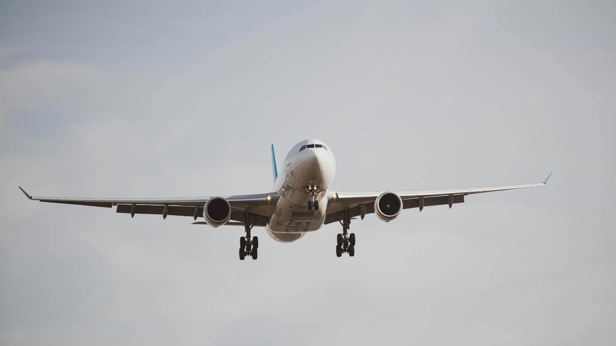 Referencial. Avión militar estadounidense en maniobra, tras el cierre del espacio aéreo español.