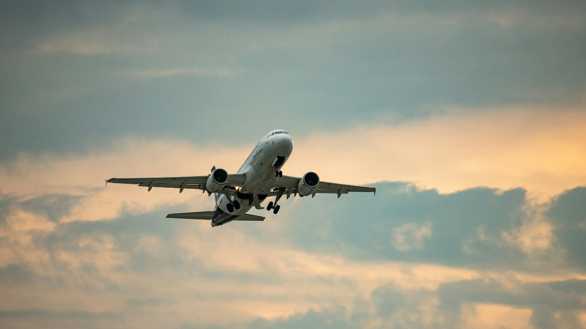 Referencial. Avión de Avianca en despegue, mientras la aerolínea anuncia acciones legales contra un influencer por el incidente en un vuelo a Madrid.