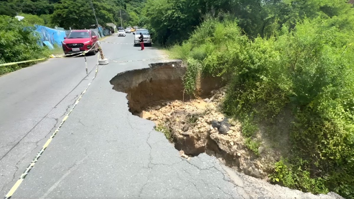 La vía de dos carriles por la grave situación ha sido cerrada y apenas un carril esta abierto para el paso de vehículos