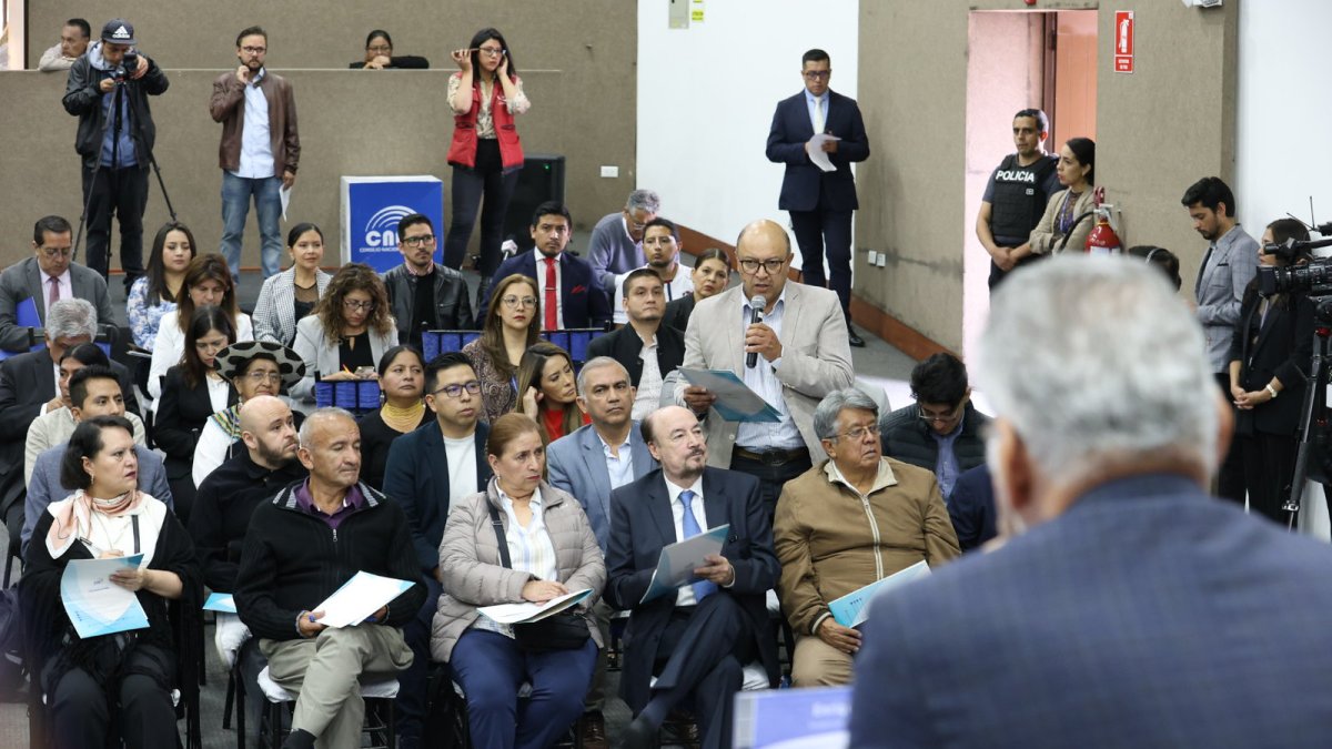 En el nuevo calendario electoral, el CNE tiene previsto entre el 6 de marzo y el 30 de julio de 2026 consejos consultivos con las organizaciones políticas para aclarar dudas.