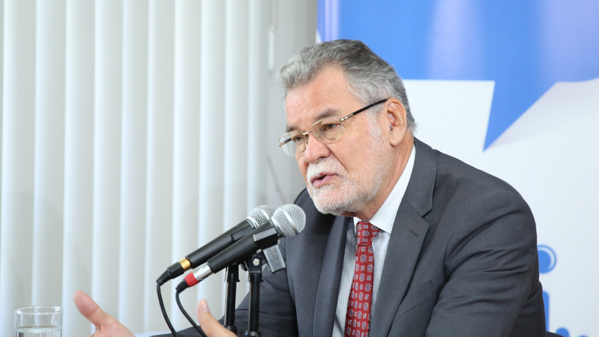 Referencial. Autoridad del CNE durante una intervención pública en defensa del adelanto electoral.