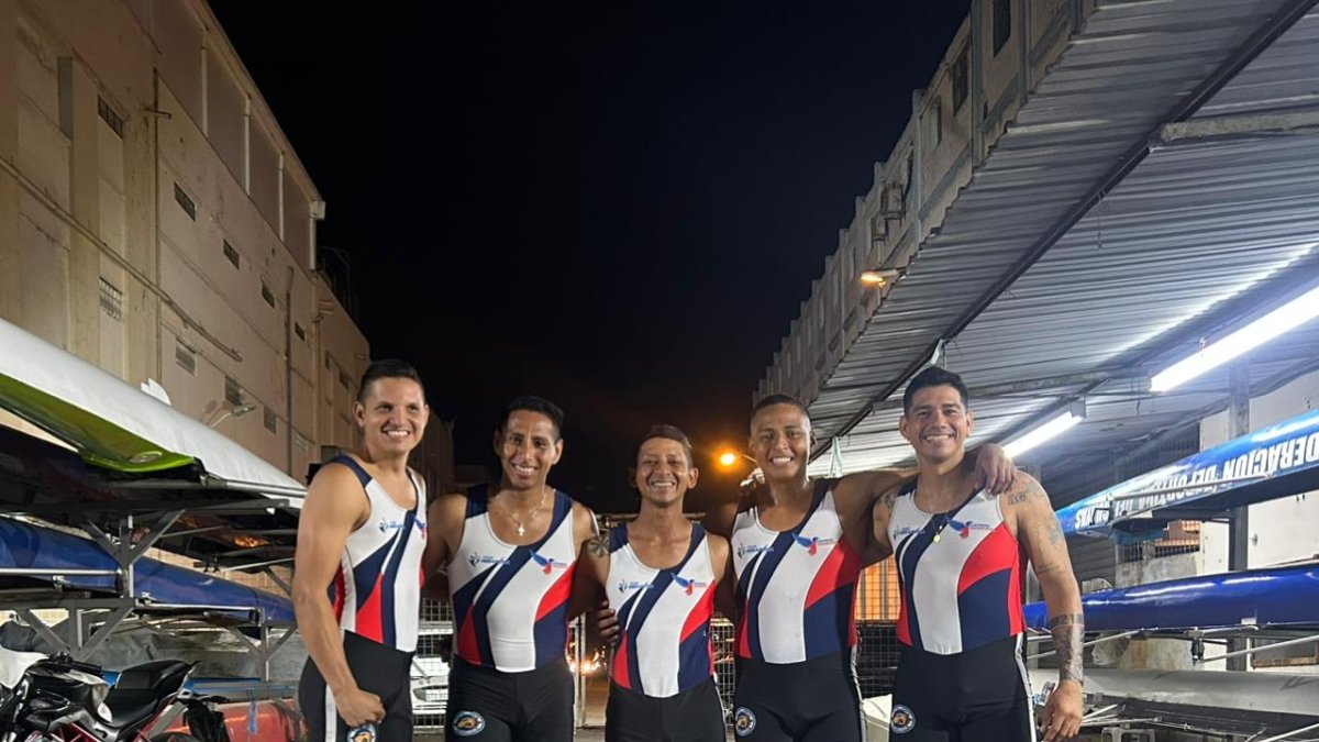 Integrantes del equipo Astillero-Yahuarcocha, listos para la regata en Guayaquil.