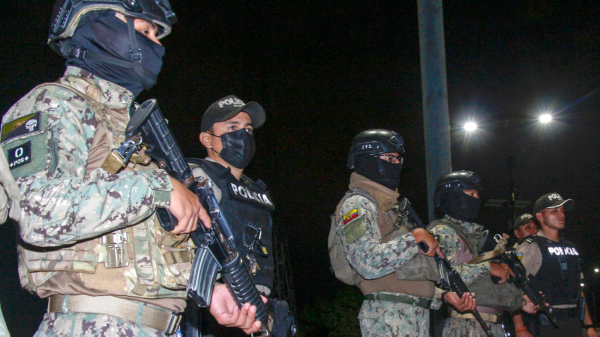 Integrantes de la Policía y el Ejercito de Ecuador custodian durante un operativo, en Guayaquil.