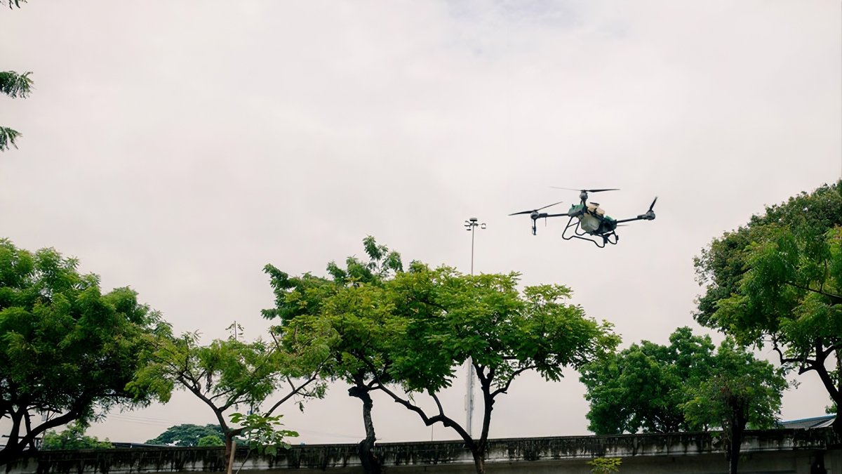 La empresa pública Parques utiliza drones para fertilizar el arbolado urbano en sectores del norte y sur de Guayaquil.