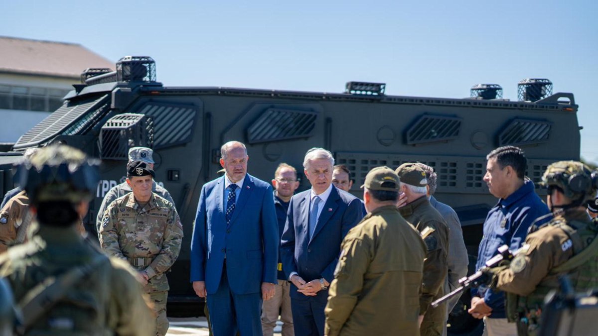 José Antonio Kast (c), hablando con integrantes de Carabineros en la comuna de Ercilla, región de la Araucanía (Chile).