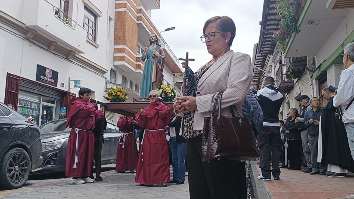 Feligreses se preparan para realizar diversas actividades religiosas durante el feriado.