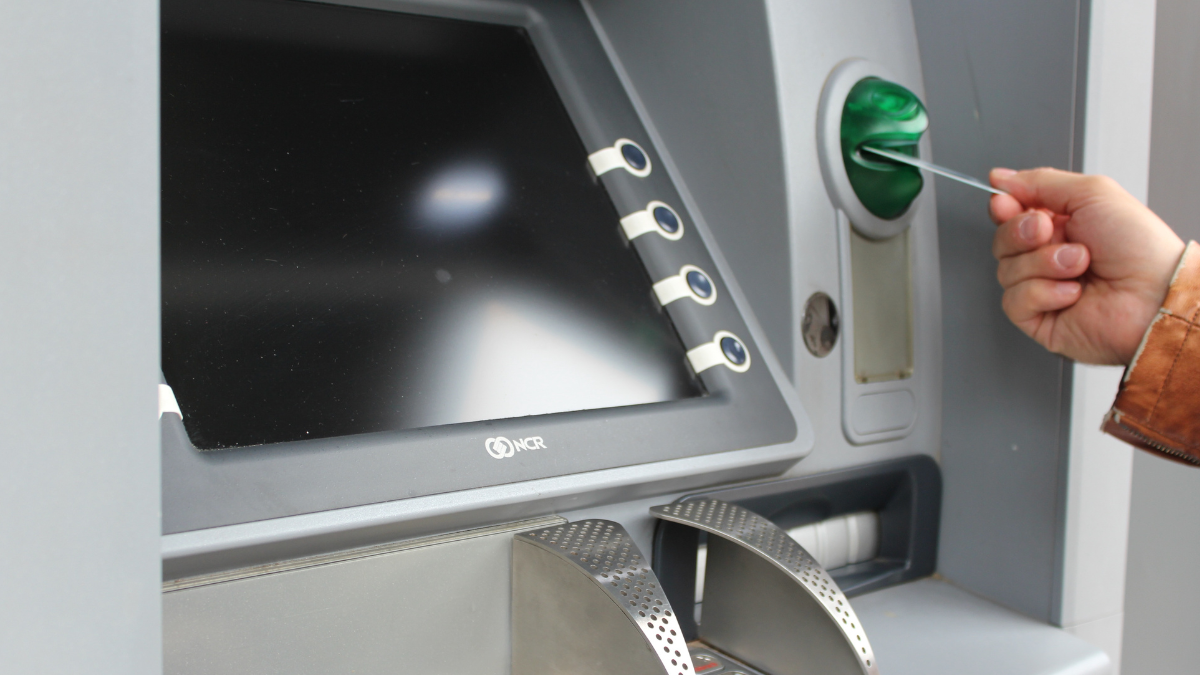 Referencial. Un usuario realiza una transacción en un cajero automático, en medio de los ajustes de horarios bancarios por el feriado de Semana Santa en Ecuador.