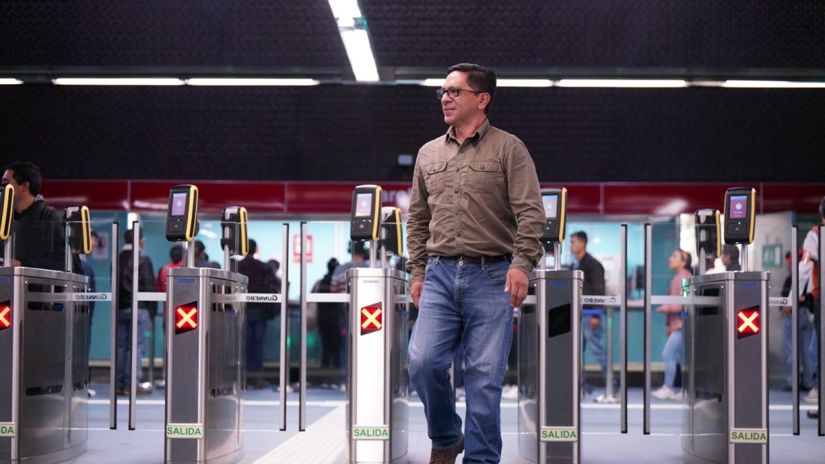 Usuarios descargan la app Quito Nos Mueve para pagar Metro, Trolebús y Ecovía en Quito.