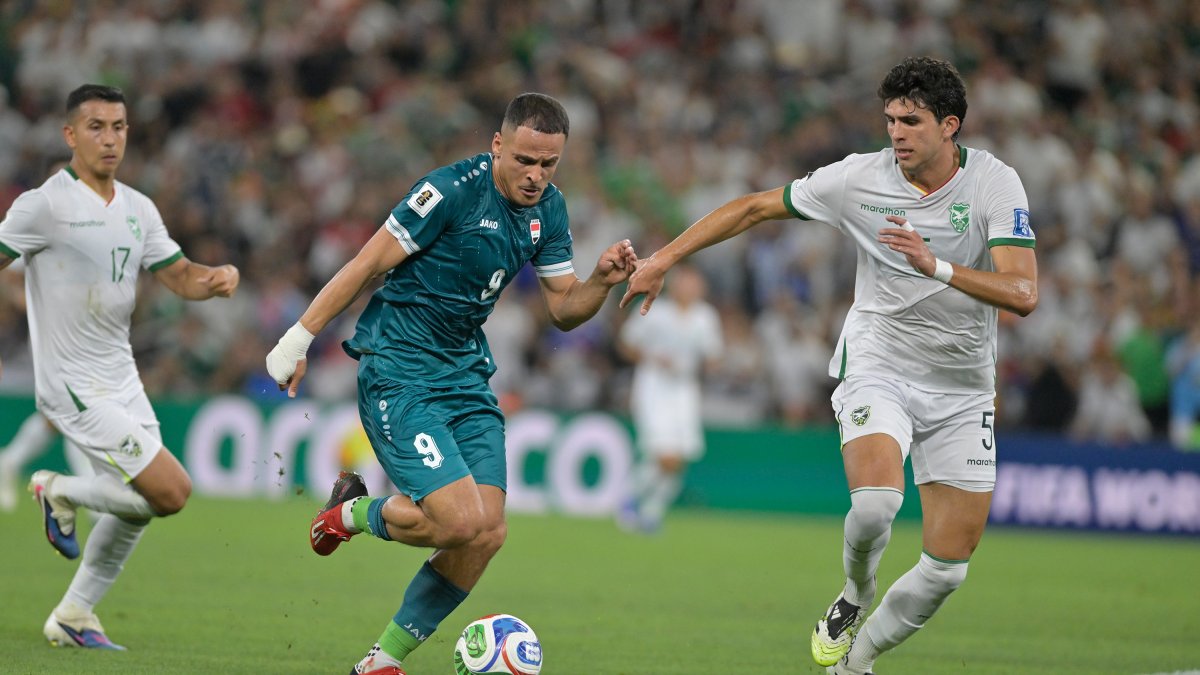 Ali Alhamadi (i) de Irak disputa el balón con Efrain Morales de Bolivia, en el repechaje para la Copa Mundial 2026 en el estadio BBVA en Guadalupe (México).