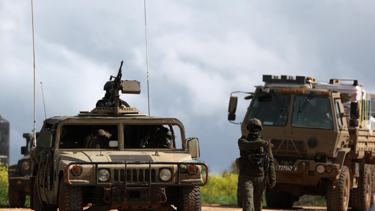 Soldados israelíes con sus vehículos militares se reúnen en una posición no revelada cerca de la frontera entre Israel y Líbano, este lunes 30 de marzo de 2026.