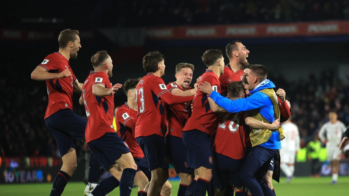 Jugadores de República Checa celebran eufóricos su clasificación final al Mundial.