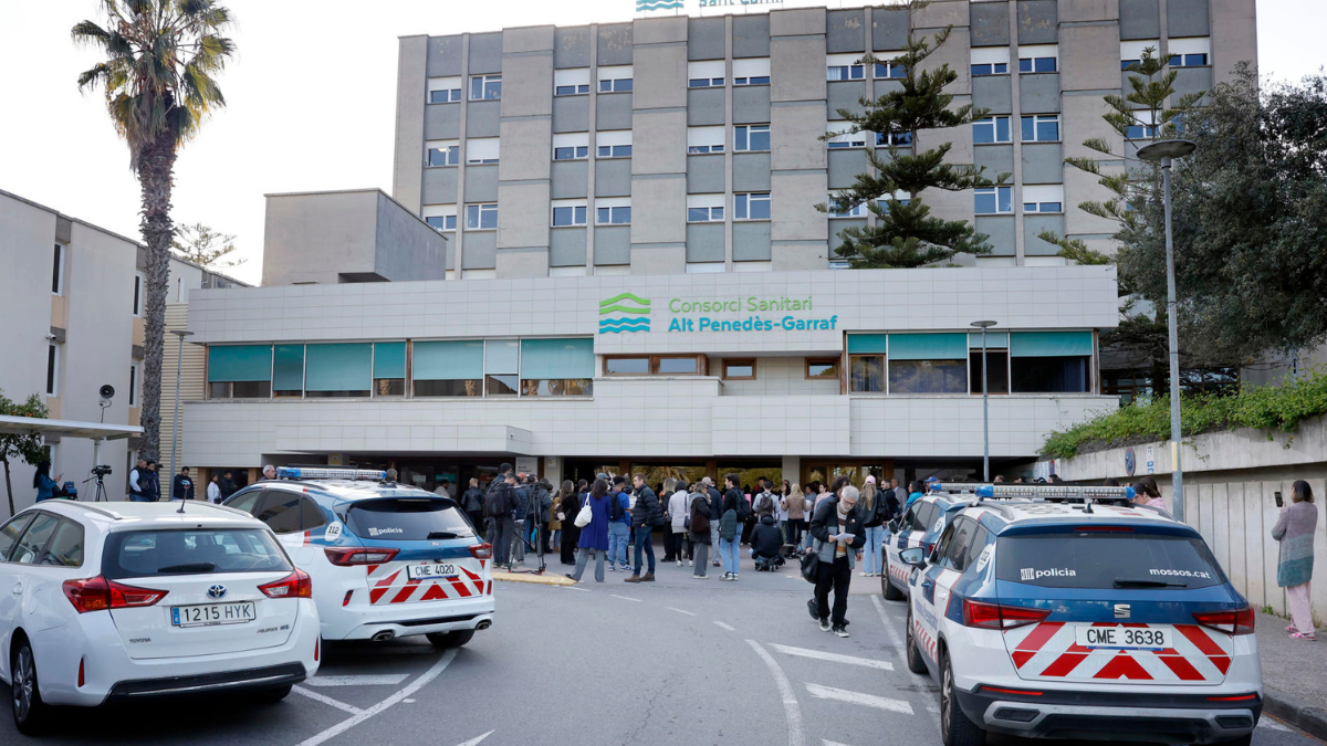 Periodistas y curiosos se congregaron en el Hospital Sant Camil tras la eutanasia de Noelia Castillo, joven de 25 años de Barcelona.