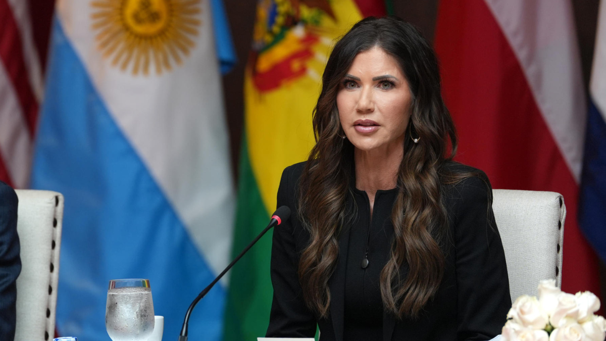 Kristi Noem enfrenta polémica tras la difusión de imágenes privadas de su esposo Bryon.