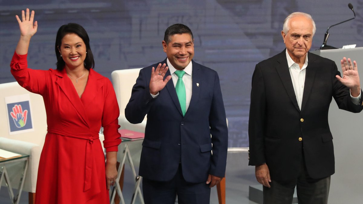 Candidatos a la Presidencia de Perú Keiko Fujimori (i), del partido Fuerza Popular, Charlie Carrasco (c), del partido Demócrata Unido Perú, y Francisco Diez-Canseco, del partido Perú Nación.