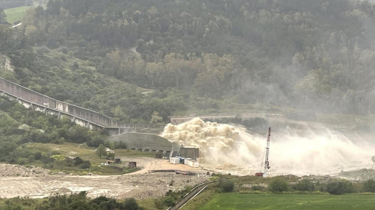 La delegación del Gobierno en la zona ha ordenado abrir al máximo las compuertas de la presa de Liscione para aliviar la presión del embalse.