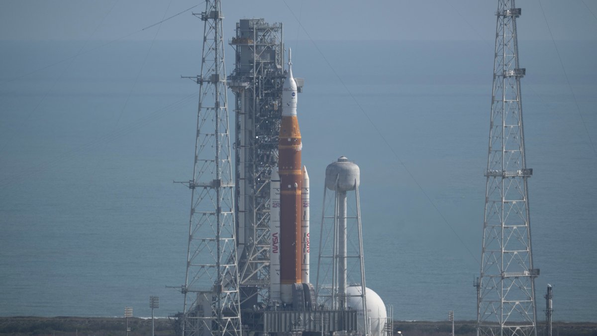 Fotografía cedida por la NASA donde se muestra el cohete del Sistema de Lanzamiento Espacial (SLS) y la nave espacial Orion de la misión Artemis II durante la carga de combustible este miércoles en el Complejo de Lanzamiento 39B del Centro Espacial Kennedy en Cabo Cañaveral, Florida (EE.UU.).