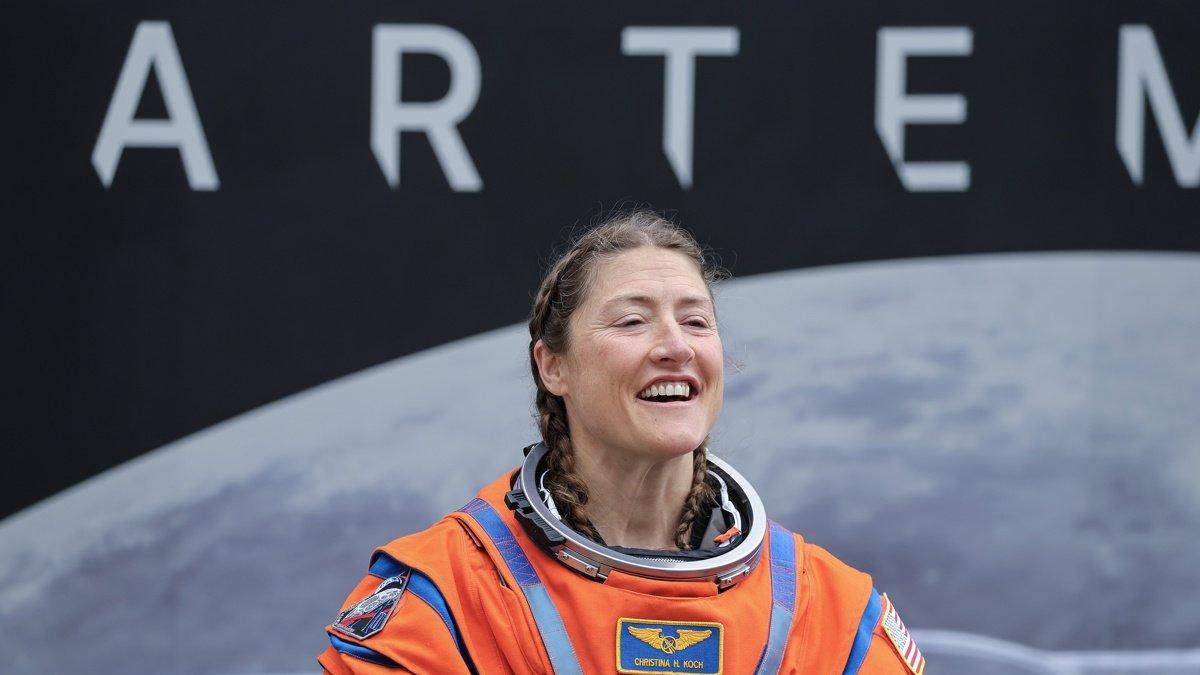 La especialista en misiones Christina Koch de la NASA conversa con familiares durante el recorrido desde el Edificio de Operaciones y Verificación Neil A. Armstrong hacia la plataforma de lanzamiento 39B.