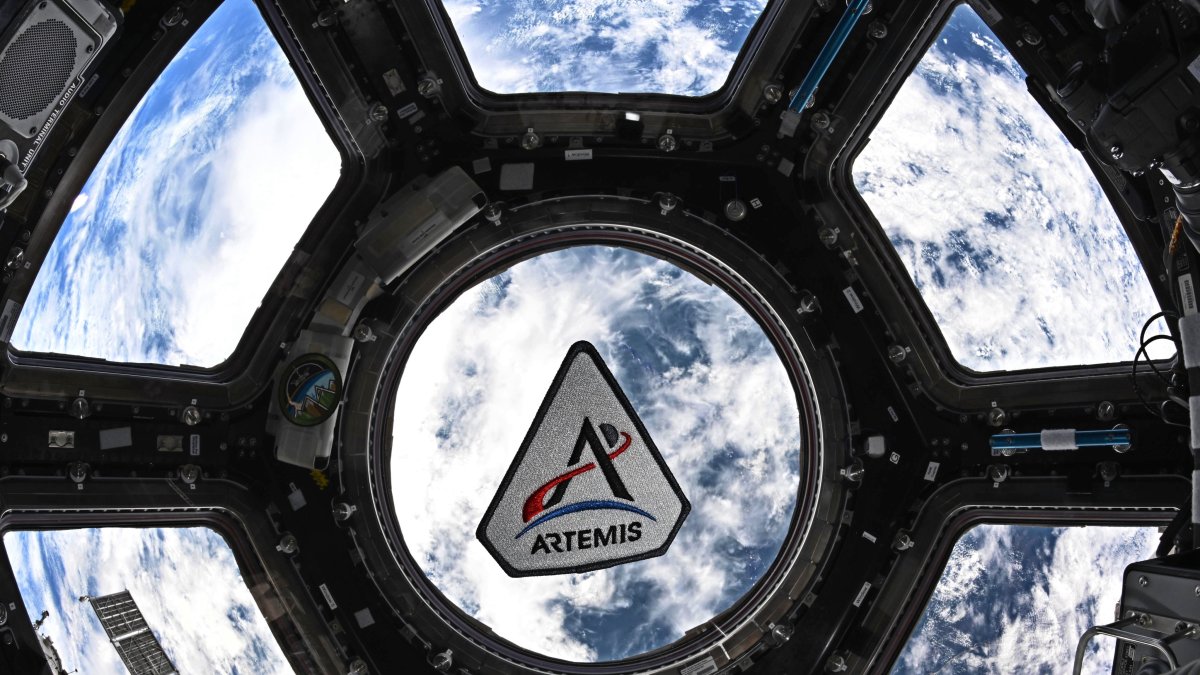 La misión Artemis II despegó con éxito desde Florida con cuatro astronautas a bordo, incluida Christina Koch, la primera mujer en una tripulación rumbo a la órbita lunar.