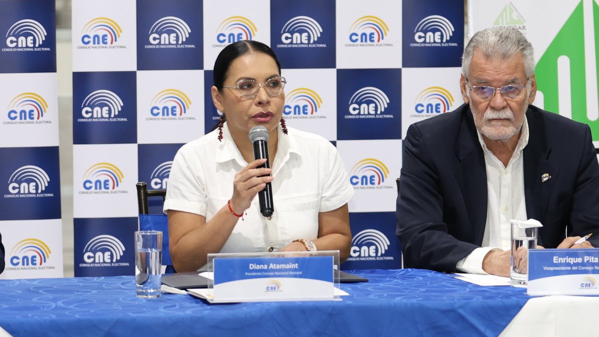 La presidenta del CNE, Diana Atamaint, y el vicepresidente del organismo, Enrique Pita, han sido cuestionados por la decisión de cambiar la fecha de las elecciones seccionales.