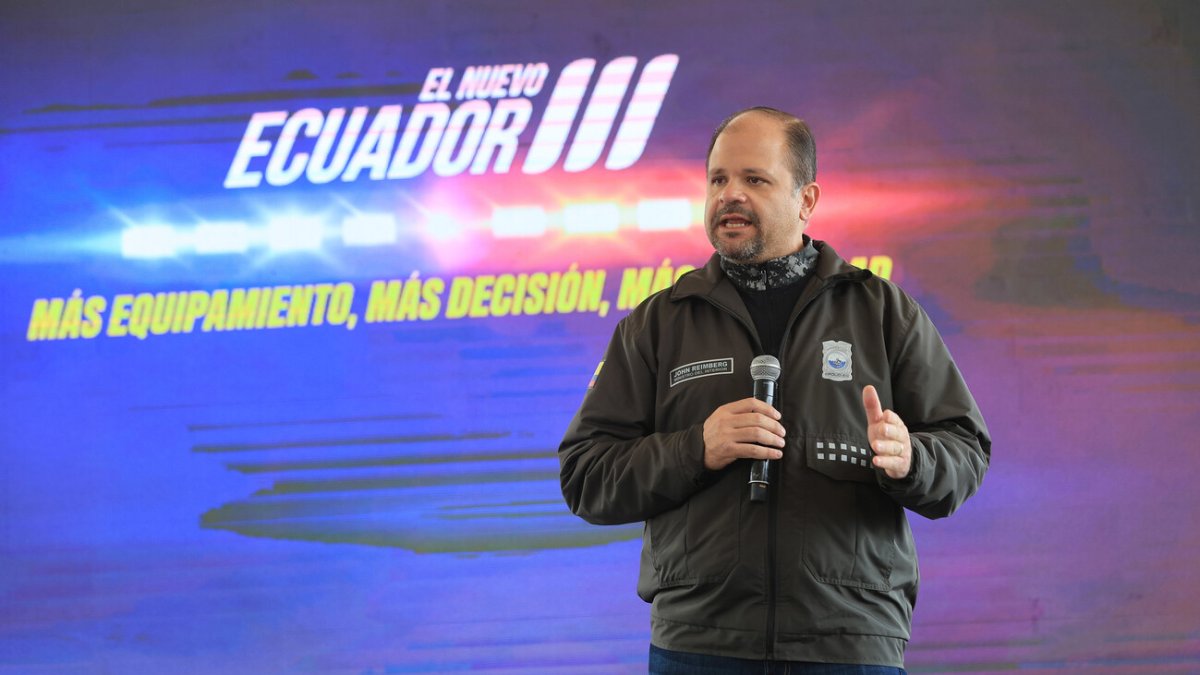 El ministro John Reimberg evaluó las operaciones durante el toque de queda.