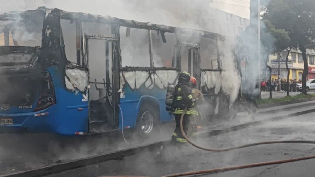 El accidente de tránsito en la avenida Mariscal Sucre, sector La Magdalena, dejó dos fallecidos y ocho herido.