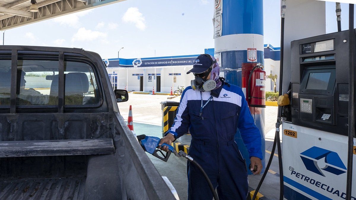 El precio de las gasolinas en Ecuador se actualiza de manera mensual.